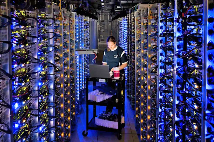 구글 데이터센터 직원이 중앙처리장치(CPU)를 점검하고 있다. 구글 홈페이지 갈무리