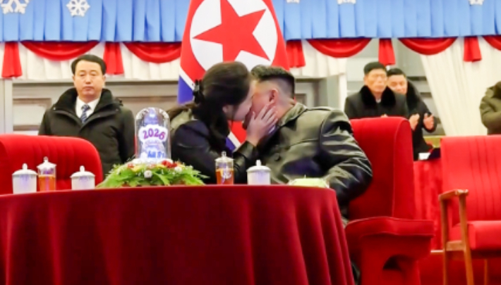 전날 밤부터 평양 5월1일경기장에서 열린 2026년 신년경축공연에서 새해 카운트다운이 끝나자 김정은 북한 국무위원장의 딸 주애가 김 위원장 볼에 입을 맞추고 있다. 연합뉴스