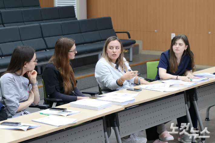 우크라이나 의료진들이 강의를 마친 뒤 서로 토론하고 있다. 임성민 기자