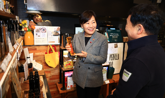 송미령 농림축산식품부 장관은 6일 오전 서울시 중구 소재 '쿠엔즈버킷'의 도심형 공장을 방문해 국산 콩기름 제조·가공시설을 둘러봤다. 농식품부 제공