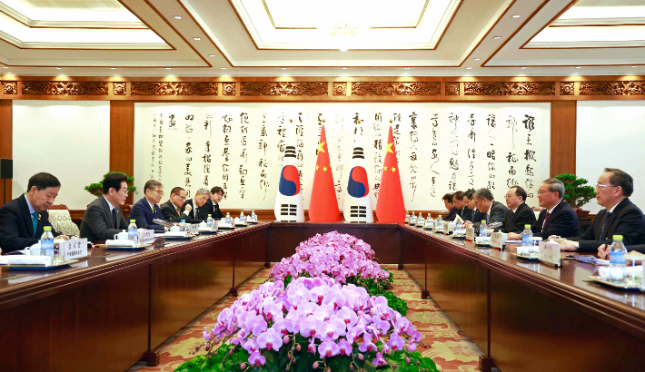 중국을 국빈방문 중인 이재명 대통령이 6일 베이징 조어대에서 진행된 리창 총리와의 면담에서 발언하고 있다. 연합뉴스