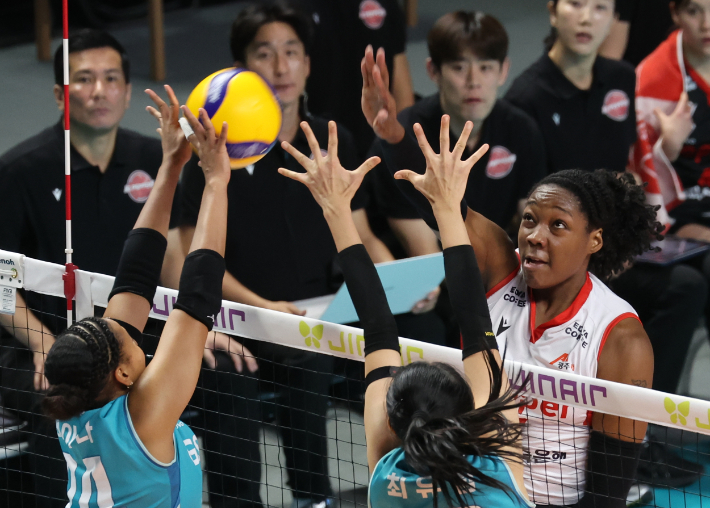 6일 서울 중구 장충체육관에서 열린 여자프로배구 GS칼텍스와 페퍼저축은행의 경기에서 페퍼저축은행 조이 웨더링턴이 공격을 시도하고 있다. 연합뉴스 