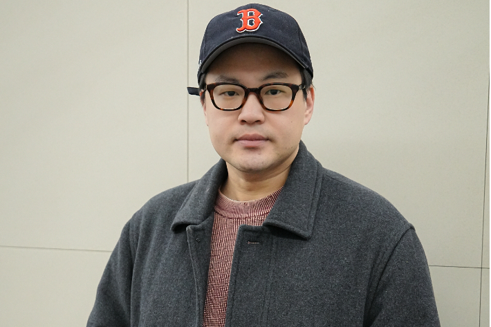 시리즈 '콘크리트 마켓' 촬영은 강원도 연천에서 진행됐다. 3층 높이의 아파트 세트장을 구축했고 그 위 공간은 CG로 구현됐다. 홍기원 감독은 "빛을 일괄적으로 하기 위해 비닐하우스 위에 거대한 돔을 씌운 형태로 만들었다"고 밝혔다. 웨이브 제공