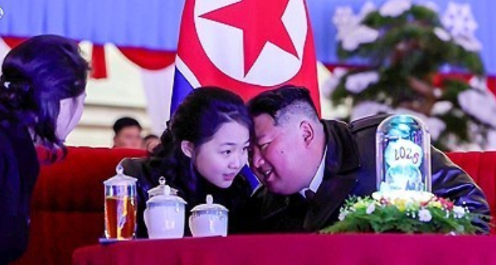 1일 평양 5월1일경기장에서 열린 2026년 신년경축공연에 참석한 김정은 북한 국무위원장이 딸 주애에게 귓속말을 하고 있다. 연합뉴스