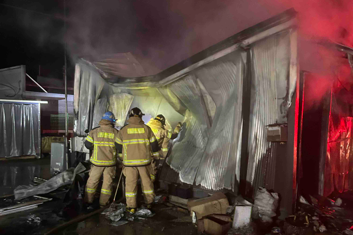 홍천 폐기물 처리업체 컨테이너 화재…인명피해 없어