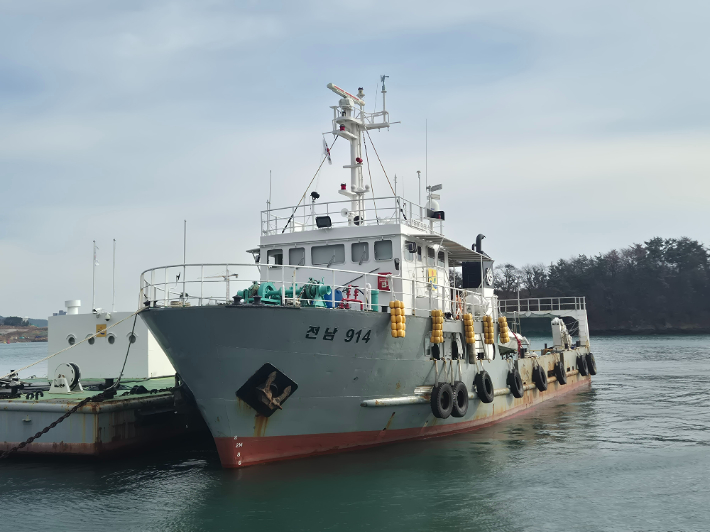 해양환경 정화선. 전라남도 제공