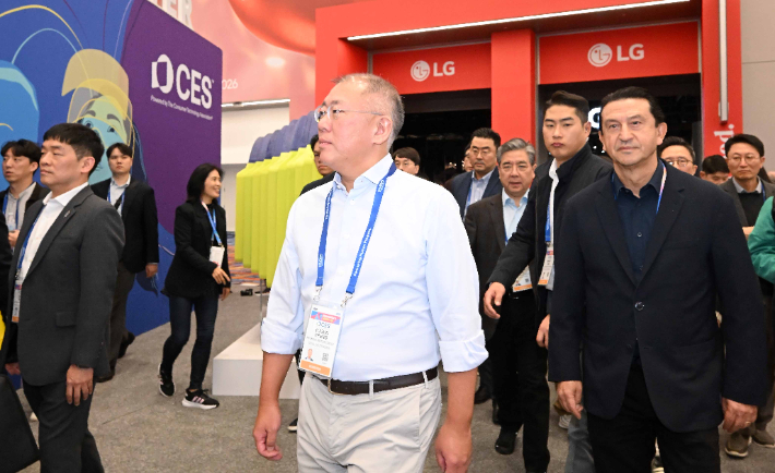 정의선 현대차그룹 회장이 6일(현지시간) 미국 네바다주 라스베이거스 LVCC에서 열린 세계 최대 가전·정보기술(IT) 전시회 'CES 2026'를 둘러보고 있다. 연합뉴스