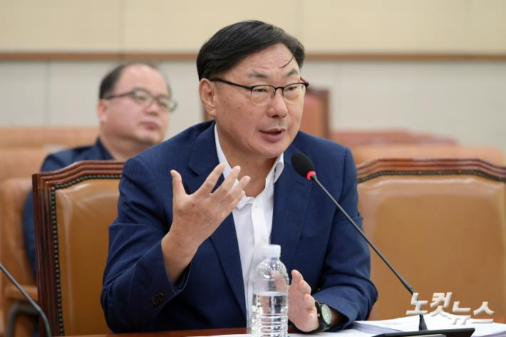 질의에 답변하는 이화영 전 경기도 평화부지사. 윤창원 기자