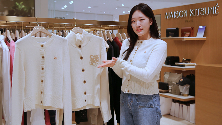 광주신세계 본관 4층 메종키츠네 매장에서 직원이 올해의 컬러 '클라우드 댄서' 색상의 상품을 소개하고 있다. 광주신세계 제공