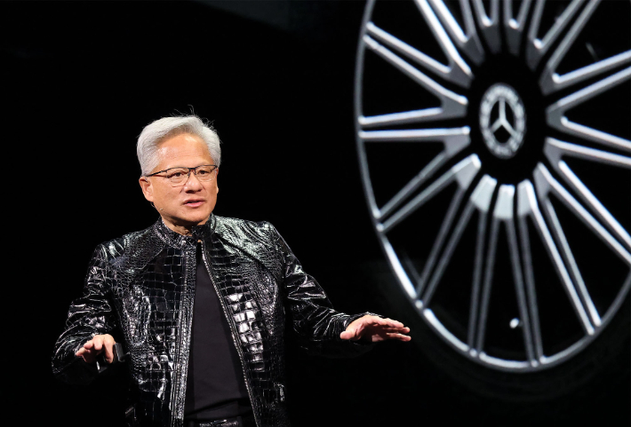 젠슨 황 엔비디아 CEO가 5일(현지시간) 미국 네바다주 라스베이거스 퐁텐블로 호텔에서 열린 엔비디아 CES 2026 라이브에서 기조연설 도중 벤츠와의 협업에 대해 설명하고 있다. 연합뉴스