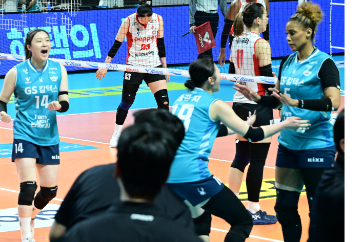 6일 경기에서 페퍼저축은행에 짜릿한 역전승이 확정되자 권민지(가운데)가 실바(오른쪽)와 하이파이브를 하는 모습. KOVO