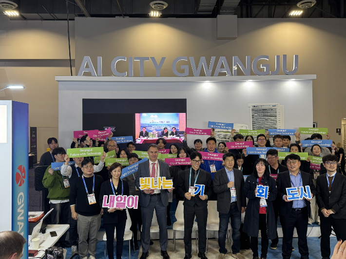 6일 오후 2시(현지시각) 미국 라스베이거스 현지에서 열린 'CES 2026 광주공동관 온·오프라인 개관식'에서 광주공동관 참가 기업, 관계자 등이 기념촬영을 하고 있다. 광주광역시 제공