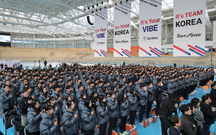 7일 충북 진천선수촌에서 열린 2026 국가대표 훈련 개시식에서 선수 등 참석자들이 국기에 경례하고 있다. 연합뉴스