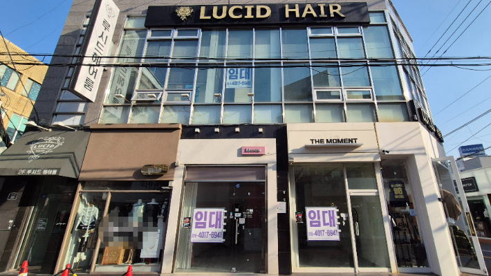 지난 2일 오후 대구 중구 동성로 뒷골목 2층짜리 상가에 거의 비어 있어 임대 현수막이 걸려 있다. 곽재화 기자