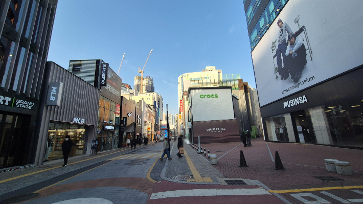 대구 동성로 메인스트리트를 메우고 있는 대기업 직영 의류 매장. 곽재화 기자