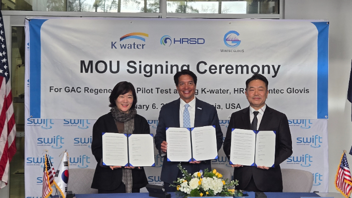 미국 버지니아주 HRSD SWIFT 연구센터에서 6일(현지시간) 한국수자원공사가 '국내 활성탄 재생기술의 현지 성능평가를 위한 업무협약'(MOU)을 체결했다. 이번 협약은 국내 입상활성탄 재생기술의 미국 현지 적용성을 평가하기 위해 추진됐다고 수공 측은 전했다. 한국수자원공사 제공