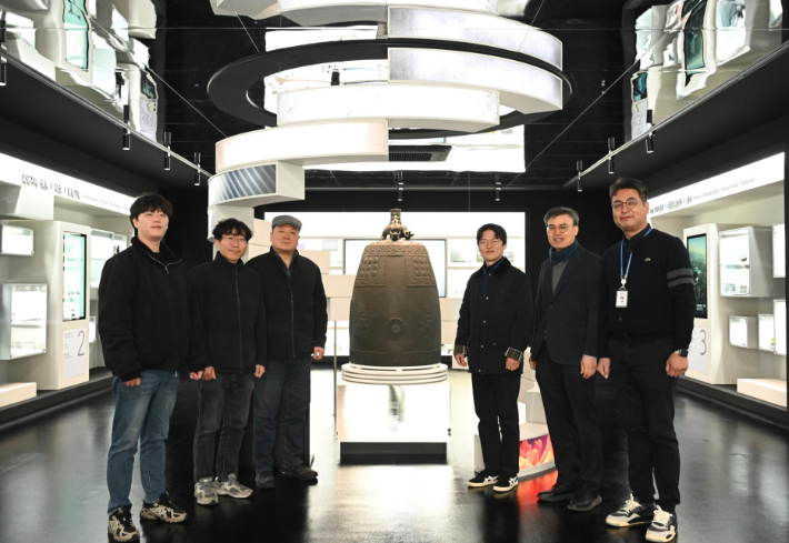 한국재료연구원 극한재료연구소 및 에너지·환경재료연구본부 연구팀인 (왼쪽부터) 장지웅 연구원, 김재일 선임연구원, 김종국 책임연구원, 권두영 선임연구원, 문성모 책임연구원, 장영준 책임연구원. 재료연구원 제공 