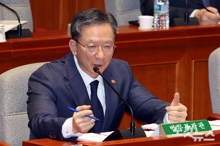 정성호 법무부 장관이 의원 질의에 답변을 하고 있다. 윤창원 기자