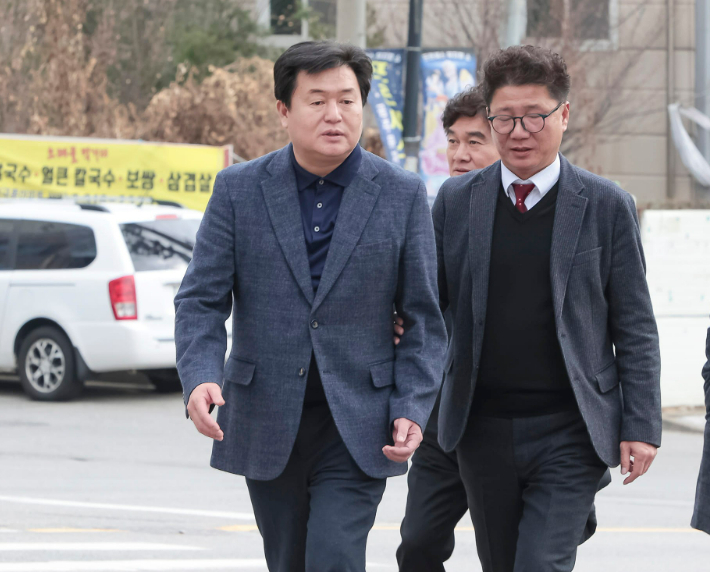 임병택(왼쪽) 경기 시흥시장이 시흥시 시작장애인협회 문광만 지회장과 함께 걷고 있는 모습. 임 시장 페이스북 화면 캡처