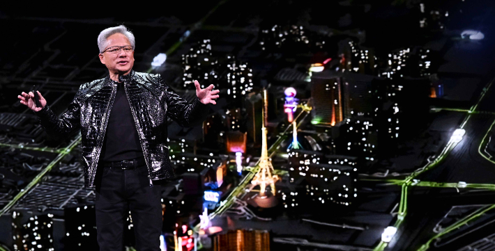 젠슨 황 엔비디아 CEO가 5일(현지시간) 미국 네바다주 라스베이거스 퐁텐블로 호텔에서 열린 엔비디아 CES 2026 라이브에서 특별연설하고 있다. 연합뉴스