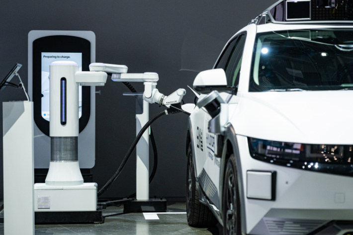 전기차 자동 충전 로봇 활용한 아이오닉 5 로보택시 충전 시연. 현대차그룹 제공