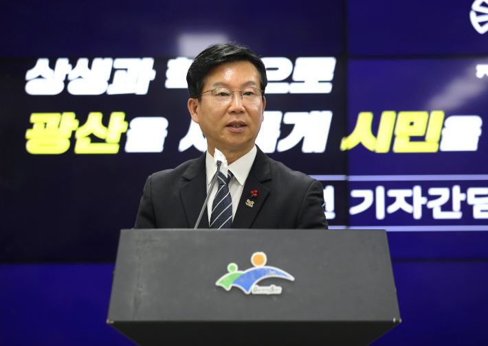 박병규 광산구청장이 7일 구청 2층 회의실에서 신년 기자간담회를 열고 기자들의 질문에 답하고 있다. 광주 광산구 제공