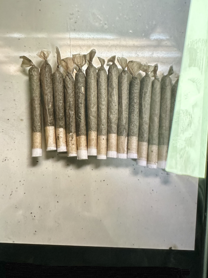 피의자가 판매를 위해 담뱃잎에 대마초를 소분하여 직접 말아놓은 사진. 대전경찰청 제공