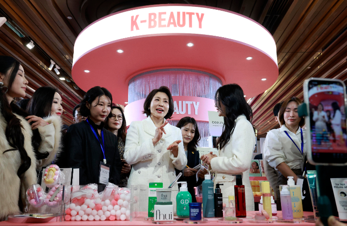 김혜경 여사가 7일 상하이 푸싱아트센터에서 열린 K-뷰티행사에서 왕홍 중국 인풀루언서와 이야기를 나누고 있다. 연합뉴스