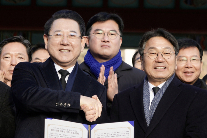 강기정 광주광역시장과 김영록 전라남도지사가 지난 2일 국립5·18민주묘지에서 '통합 지방정부 추진 공동선언문'을 발표한 후 기념촬영을 하고 있다. 광주광역시 제공