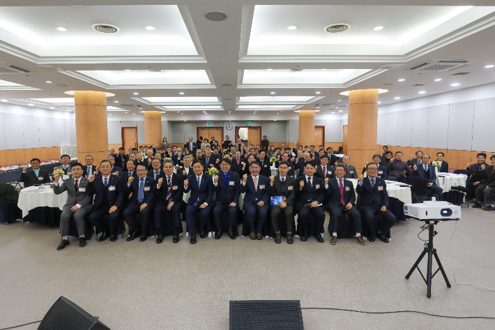 신년예배 및 하례회에 참석한 전북지역 교계 인사들이 새해를 향한 힘찬 구호를 외치고 있다. 최화랑 기자