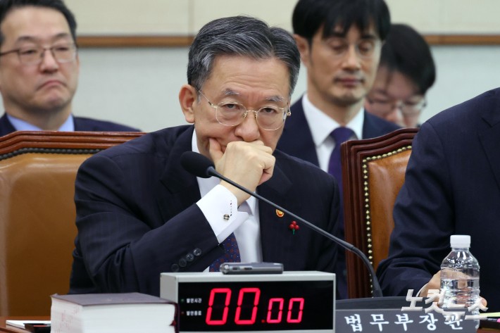 7일 서울 여의도 국회에서 열린 법제사법위원회 전체회의에 출석한 정성호 법무부 장관이 생각에 잠겨있다.