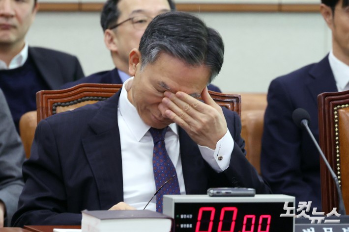 7일 서울 여의도 국회에서 열린 법제사법위원회 전체회의에 출석한 정성호 법무부 장관이 피곤한 듯 얼굴을 만지고 있다.