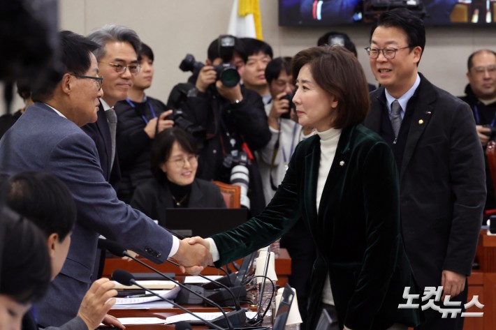 7일 서울 여의도 국회에서 열린 법제사법위원회 전체회의에서 국민의힘 나경원 의원이 더불어민주당 의원들과 인사를 하고 있다.
