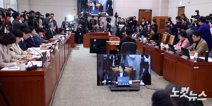7일 서울 여의도 국회에서 열린 법제사법위원회 전체회의에서 추미애 위원장이 의사봉을 두드리고 있다.