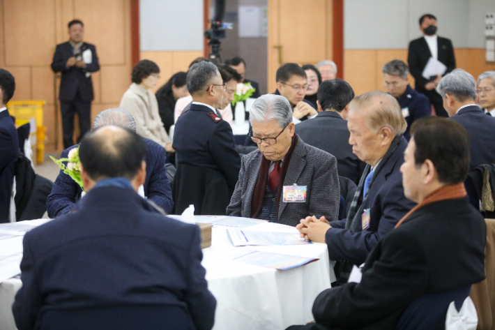 신년예배에 참석한 교계 인사들이 국가와 지역사회를 위해 기도하고 있다. 최화랑 기자 