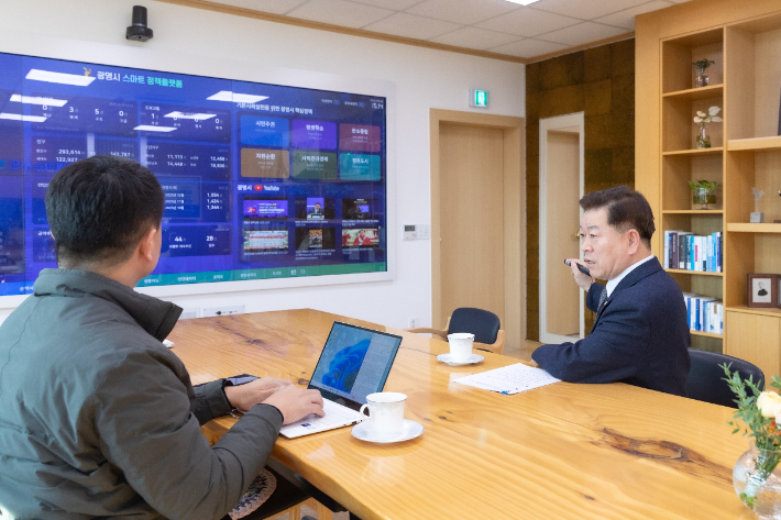 박 시장이 스마트 정책플랫폼을 통해 광명시의 기본사회 정책 추진 현황을 설명하고 있다. 광명시 제공