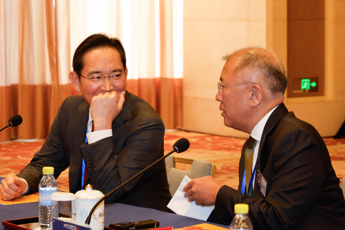 이재용 삼성전자 회장과 정의선 현대차그룹 회장이 대화하고 있다. 연합뉴스