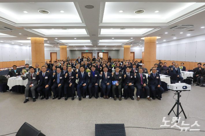 신년예배 및 하례회에 참석한 전북지역 교계 인사들이 새해를 향한 힘찬 구호를 외치고 있다. 최화랑 기자