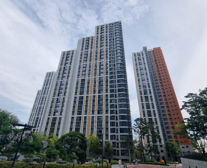 내구성 향상 페인트를 적용한 'e편한세상 시흥더블스퀘어' 단지 전경. DL이앤씨 제공