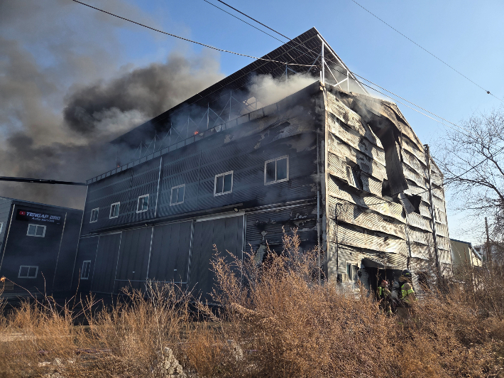 7일 오후 세종시 금남면의 한 실내 배드민턴장에서 불이 나 소방당국이 진화에 나섰다. 세종소방본부 제공