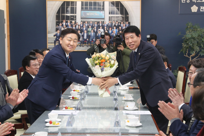7일 전주시의회를 찾은 김관영 전북도지사(왼쪽)가 남관우 시의회 의장과 손을 맞잡고 있다. 전주시의회 제공