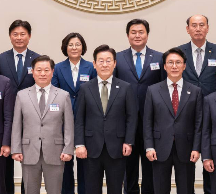 박승원(앞줄 왼쪽) 광명시장과 이재명 대통령, 김민석 국무총리 등의 모습. 박 시장은 민주당의 참좋은지방정부위원회 위원장을 맡고 있다. 박승원 광명시장 페이스북 게시글 캡처