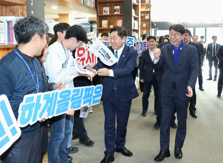7일 전주시를 찾은 김관영 전북도지사(왼쪽)가 우범기 시장의 안내를 받아 시청으로 들어서고 있다. 전주시 제공