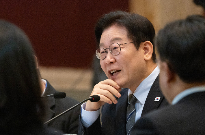 중국을 국빈방문 중인 이재명 대통령이 7일 상하이의 한 호텔에서 열린 순방 기자단 오찬 간담회에서 발언하고 있다. 연합뉴스