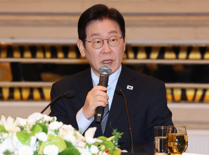 중국을 국빈방문 중인 이재명 대통령이 7일 상하이의 한 호텔에서 열린 순방 기자단 오찬 간담회에서 취재진 질문에 답하고 있다. 연합뉴스