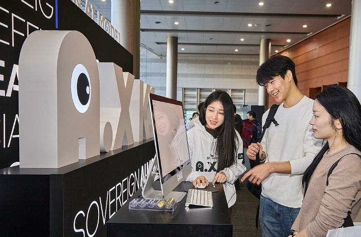 SK텔레콤 A.X K1 모델을 사용하고 있다. SK텔레콤 제공