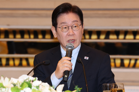 중국을 국빈방문 중인 이재명 대통령이 7일 상하이의 한 호텔에서 열린 순방 기자단 오찬 간담회에서 취재진 질문에 답하고 있다. 연합뉴스