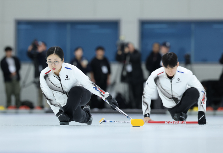 훈련하는 컬링 믹스 더블 대표팀. 연합뉴스