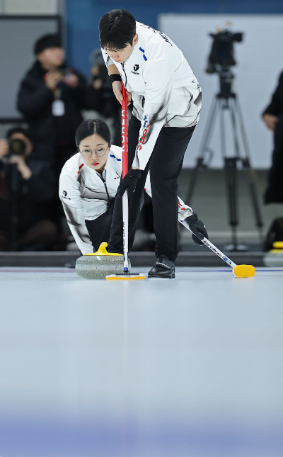훈련하는 컬링 믹스더블 대표팀. 연합뉴스