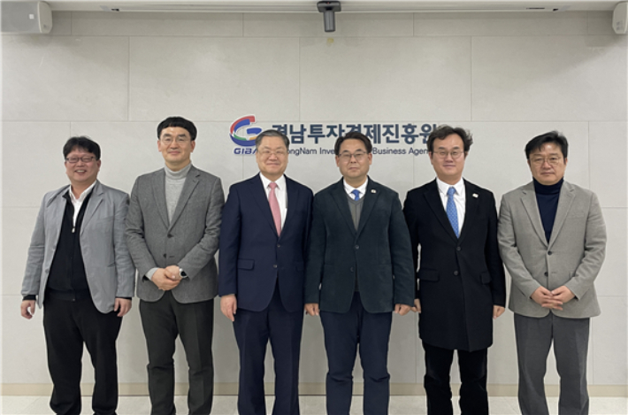 박대조 대통령 직속 국가AI전략위원회 자문위원(사진 오른쪽 세번째), 오재호 경남투자경제진흥원 원장(오른쪽 네번째), 이윤홍 일자리사업단장, 이동환 기업지원단장 직무대리, 김성훈 인제대 산학협력단 특임교수가 기념 촬영을 하고 있다. 박대조 자문위원 제공